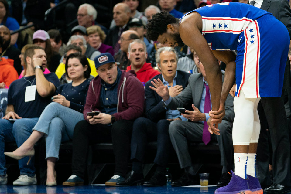 Embiid sufre escalofriante lesión en partido de la NBA (Reuters)