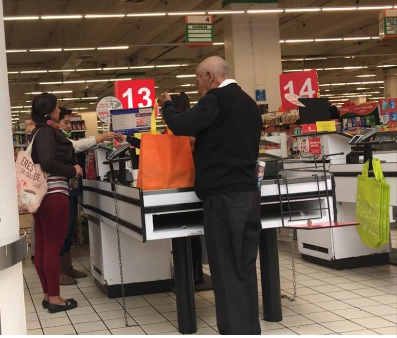Empacadores de la CdMx aseguran que los clientes de las tiendas asimilaron la prohibición de las bolsas. (Cinthya Sttetin)