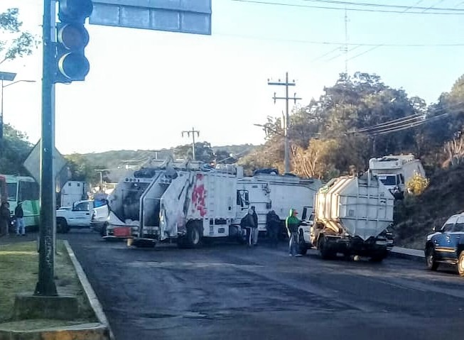 Un grupo más decidió protestar en la carretera Picacho-Ajusco a la altura del Km 5.5./ César Velázquez