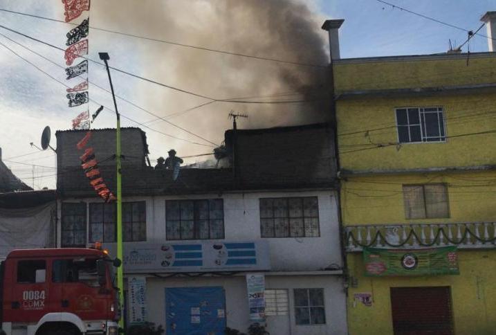 El incendio ocurrió en la azotea de una casa en la calle Oriente 30, colonia Merced Balbuena. | Especial