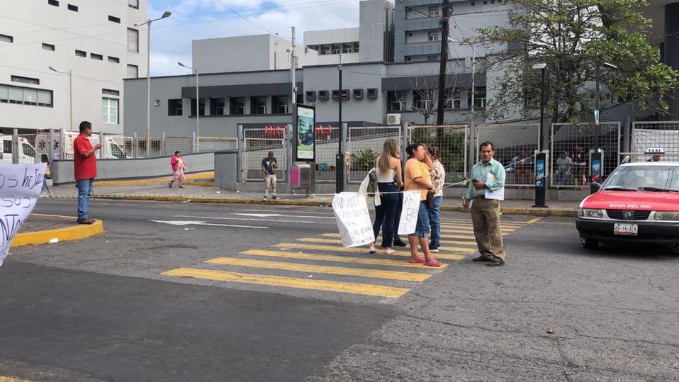 Los inconformes denunciaron que son al menos 100 niños los afectados por la falta de medicinas. (Isabel Zamudio)