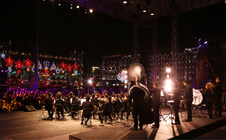 La Orquesta Sinfónica de la UTT se presentó en el Zócalo y deleitó a los asistentes con temas navideños y de rock. (Cortesía)
