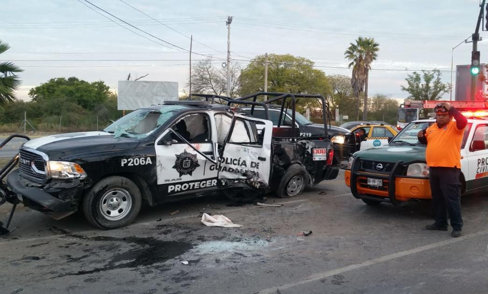 Uno de los policías, identificado como Homero Bautista Andrés, resultó lesionado. | Foto: Especial