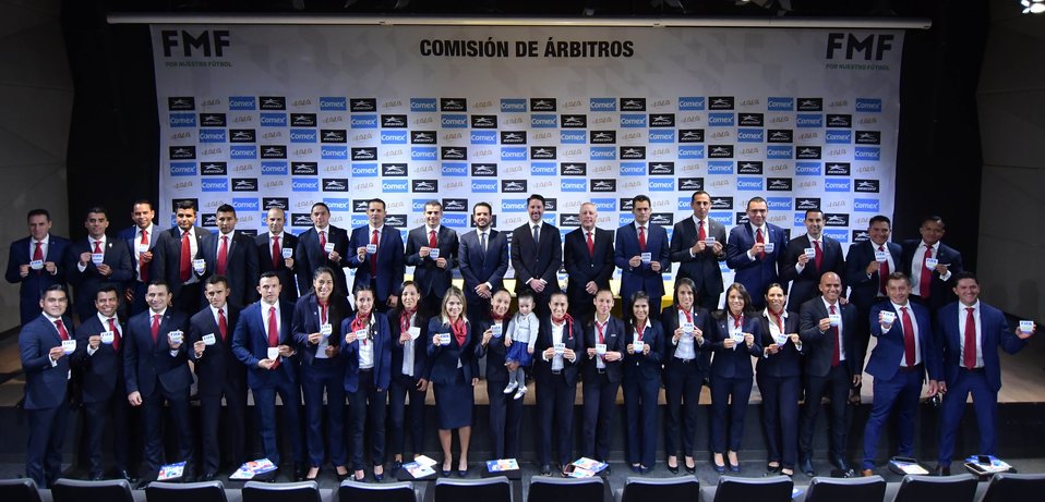 Yon de Luisa entrega gafetes FIFA para el 2020 (Twitter @FMF)