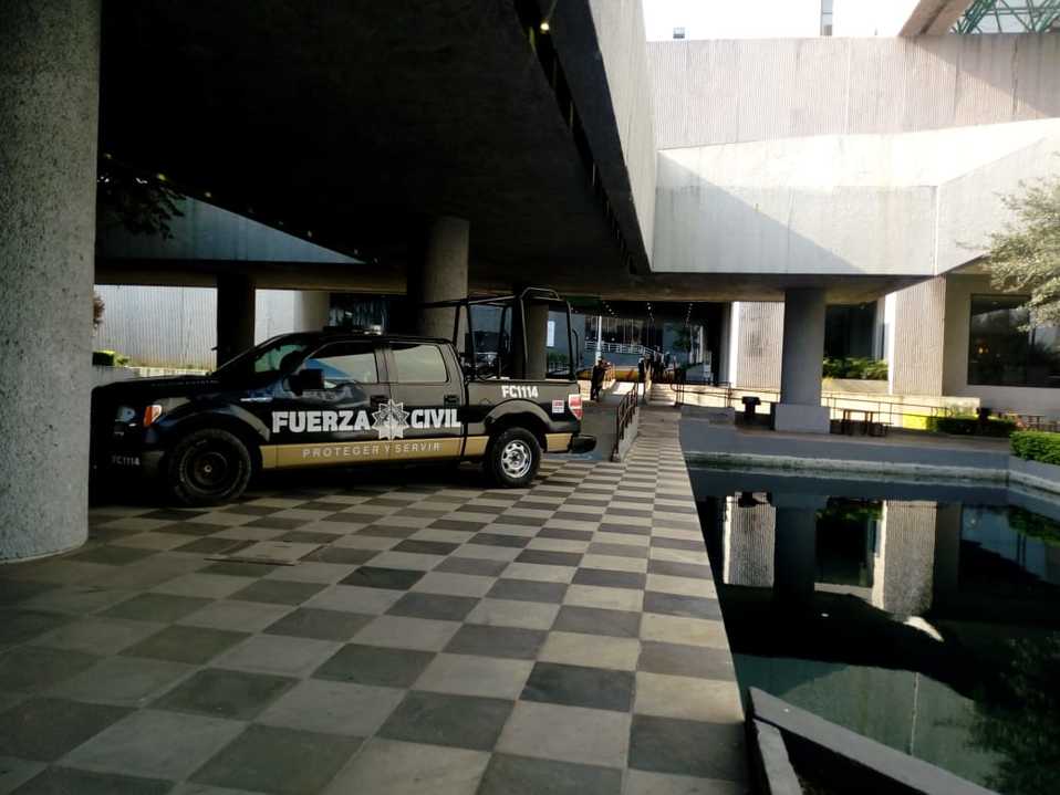 Ante la amenaza de una protesta de taxistas en el Congreso, elementos de Fuerza Civil y de Tránsito de Monterrey resguardaron el recinto. | Foto: Caro