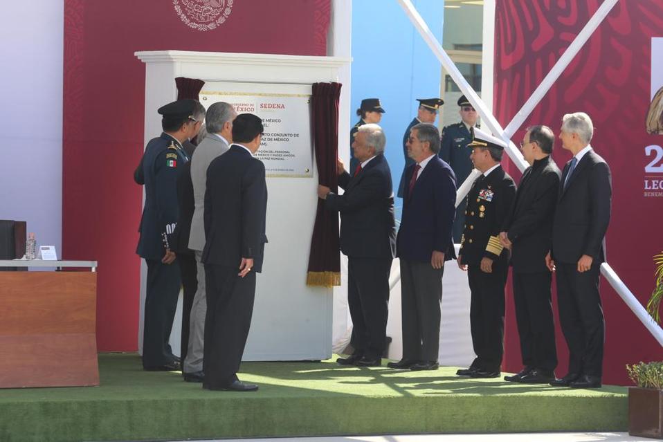 Andrés Manuel López Obrador develó la placa de estas instalaciones permanentes y firmó junto el libro de visitantes distinguidos./ Jorge Carballo