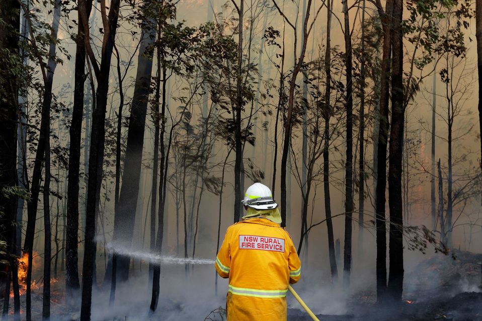 Australia. Un bombero combate un incendio forestal en Tomerong. (AP)