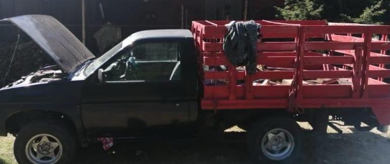 Las autoridades hallaron la droga esconcida en la caja de la camioneta.