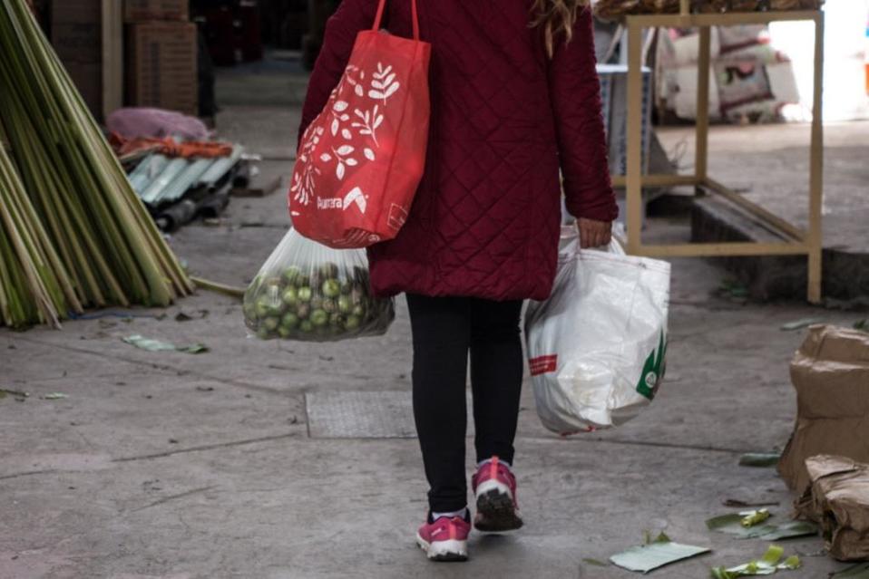 Las bolsas que parecen ser de tela contienen plástico en su elaboración | Cuartoscuro