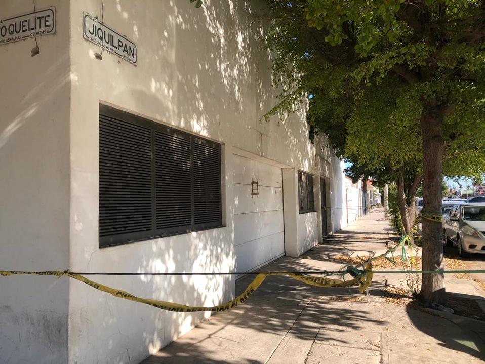 La casa de Joaquín Guzmán Loera se encuentra acordonada y resguardada por un policía | Fanny Martínez