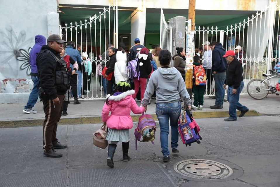 Con chamarras y bufandas para el frío, 1.4 millones de estudiantes en Guanajuato reanudan clases. Redes sociales.