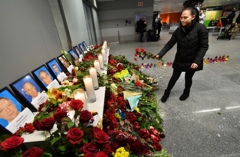Conmemoran a víctimas del vuelo de Ukraninan Airlines en el Aeropuerto Internacional del Kiev. (AFP)