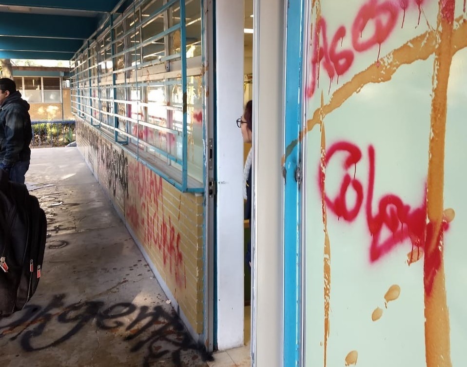 Encapuchados vandalizaron la enfermería del CCH  Azcapotzalco. | César Velázquez