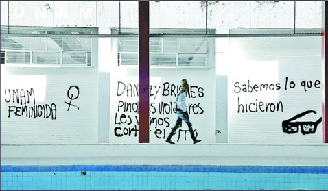 Estudiantes realizaron pintas en las inmediaciones de la alberca de la preparatoria Pedro de Alba. (Christian Palma)