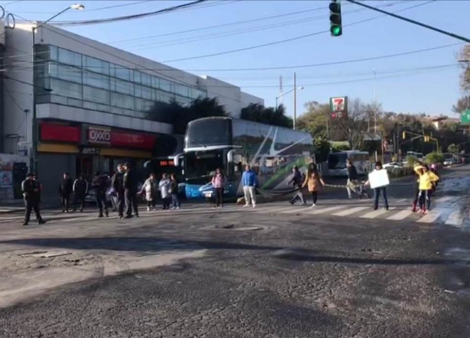 Habitantes bloquean Camino Real a Toluca, por falta de agua. | César Velázquez