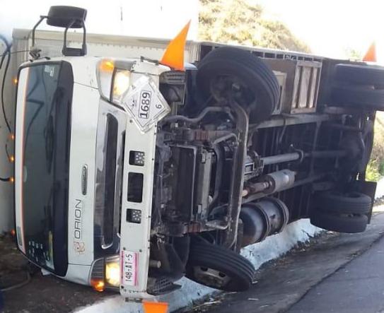 La camioneta volcó sobre la autopista Siglo XXI.