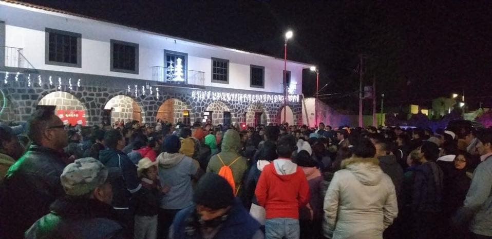La población pide les entreguen al detenido. (Especial)