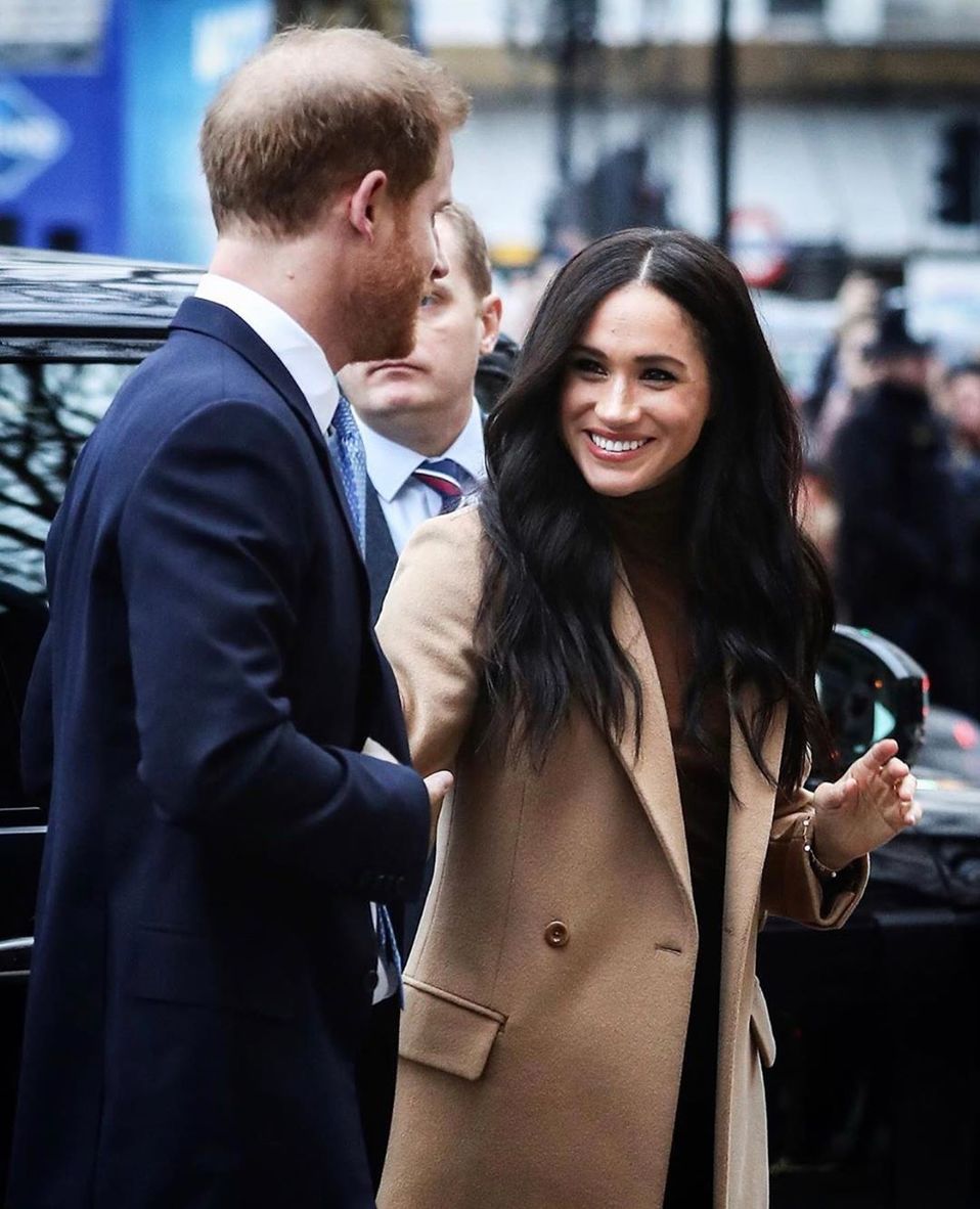 Meghan Markle luce falda satinada de mil 600 pesos (Instagram:hrhofsussex).