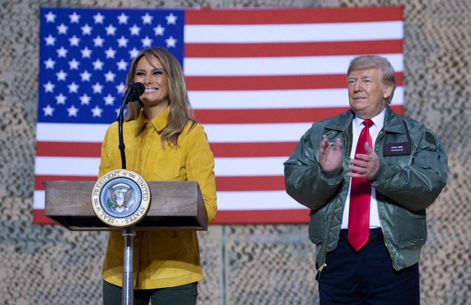 Melania, junto a sus esposo y presidente de EU, Donald Trump, en visita a una base estadunidense en Medio Oriente en 2018. (AFP / Archivo)