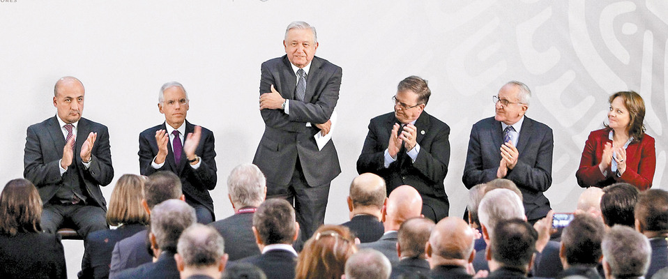En Palacio Nacional, el mandatario reconoció la labor de los diplomáticos. (Notimex)