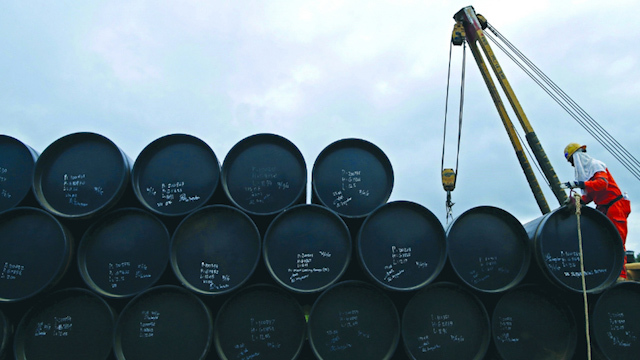 Se estabiliza precio de petróleo tras ataque de Irán
