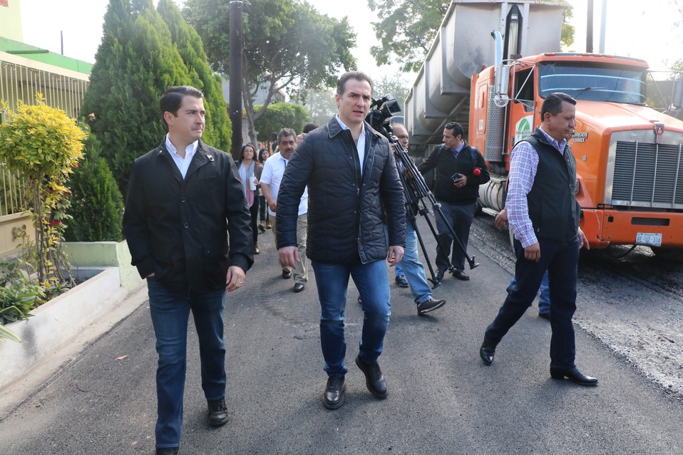 El alcalde acudió a supervisar las obras en la Colonia Ferrocarrilera. (Leonel Rocha)