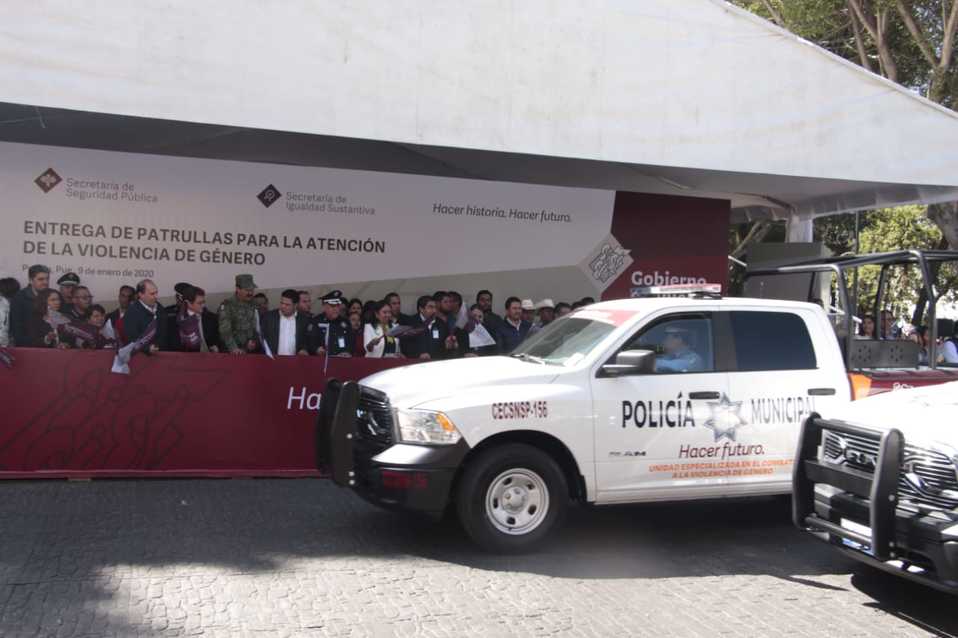 Barbosa entregó patrullas para la atención de la violencia de género. (Melanie Torres)