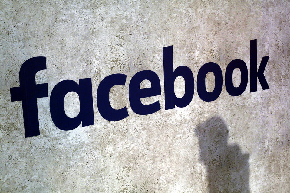 Facebook no limitará los anuncios políticos. (AP)