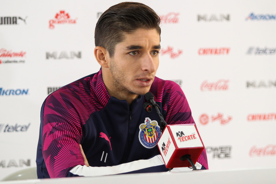 Isaác Brizuela, jugador de Chivas, en conferencia de prensa (Imago7)