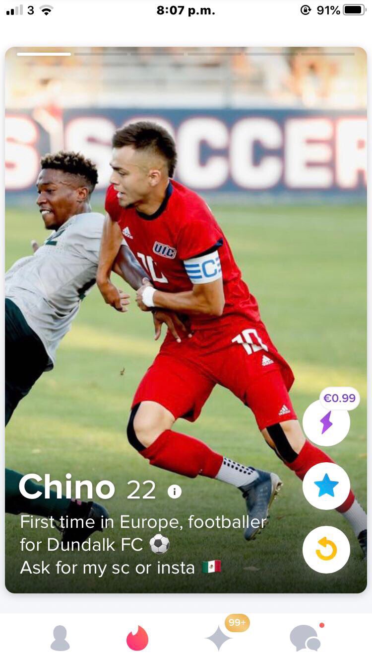 Jesús Pérez y su perfil en Tinder (Twitter: @OutOfContextLOI)