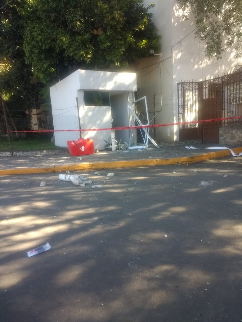 Los ladrones amenazaron al personal de seguridad para tratar de robarse el cajero automático de ese lugar. (Apolonia Amayo)