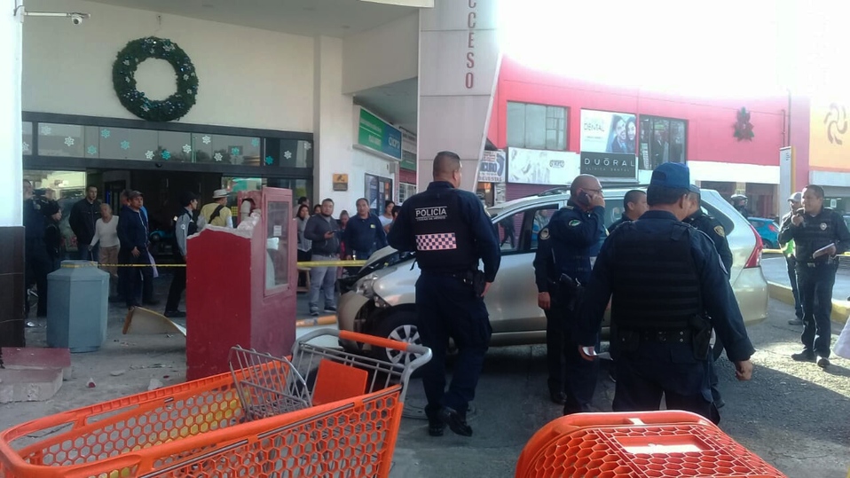 Los ocupantes de la camioneta que chocaron en Plaza Oriente fueron atendidos por paramédicos. (Jorge Becerril)