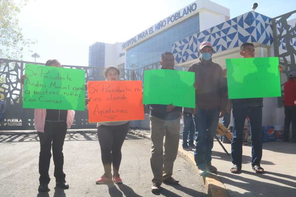 Padres de familia del HNP manifestándose afuera del hospital. (Andrés Lobato)