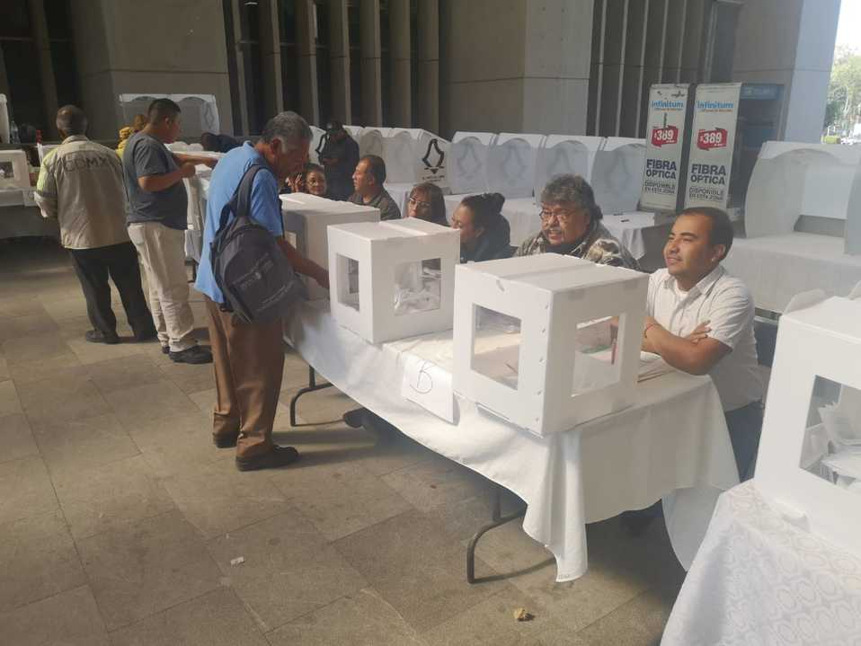 Uno de los puntos de votación para presidente de Sindicato del Gobierno de la CdMx frente a la Alcaldía Cuauhtémoc. (César Velázquez)