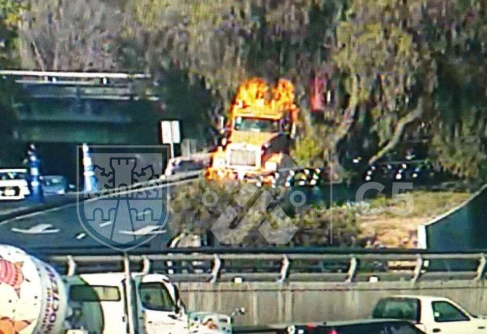 El tráiler se atoró en el desnivel de Viaducto y Anillo Periférico. | C5