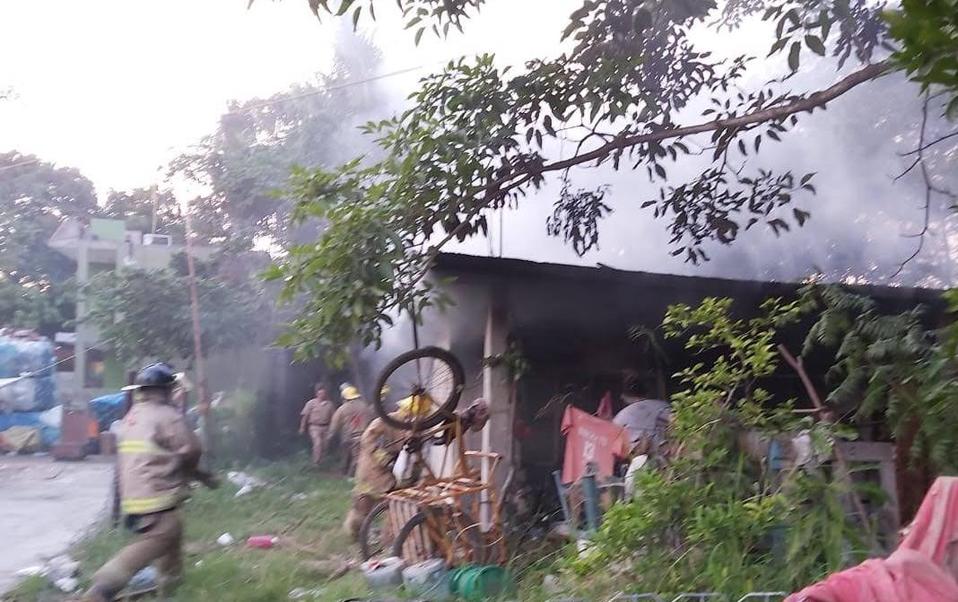 Bomberos acudieron a sofocar el fuego.