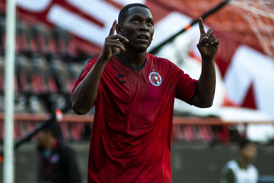 Bryan Angulo en su primer entrenamiento con Xolos (Imago 7)