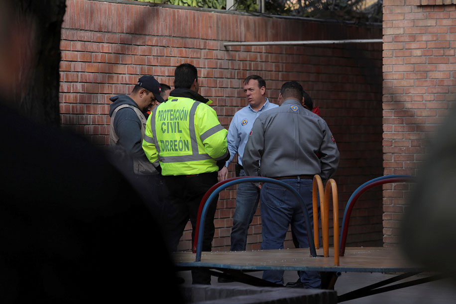 Corporaciones de seguridad se encargaron de verificar las instalaciones del colegio. (Reuters)