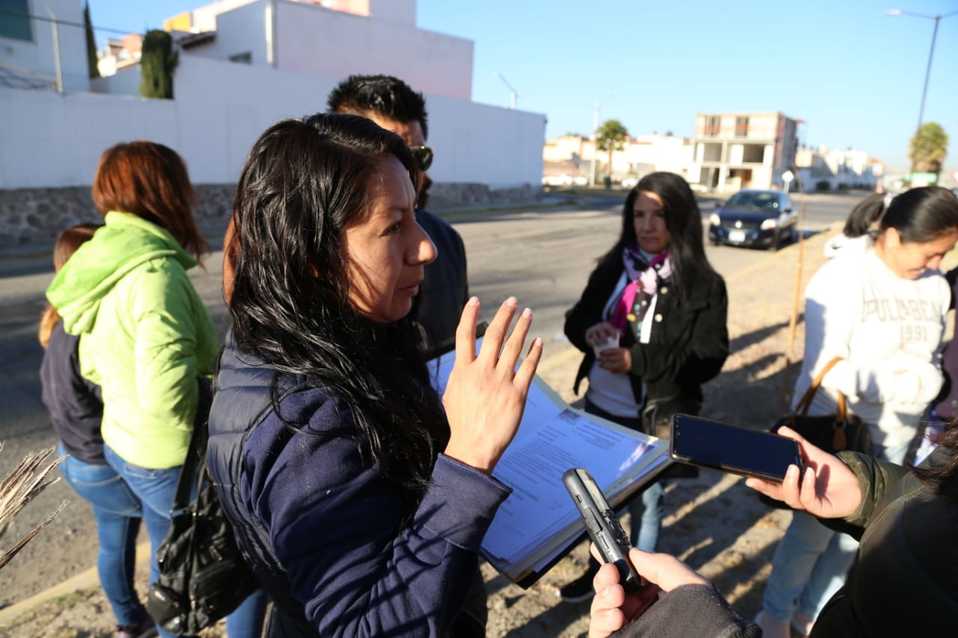 Extrabajadores se manifiestan afuera de la Secretaría de Salud de Hidalgo. (Jorge Sánchez)