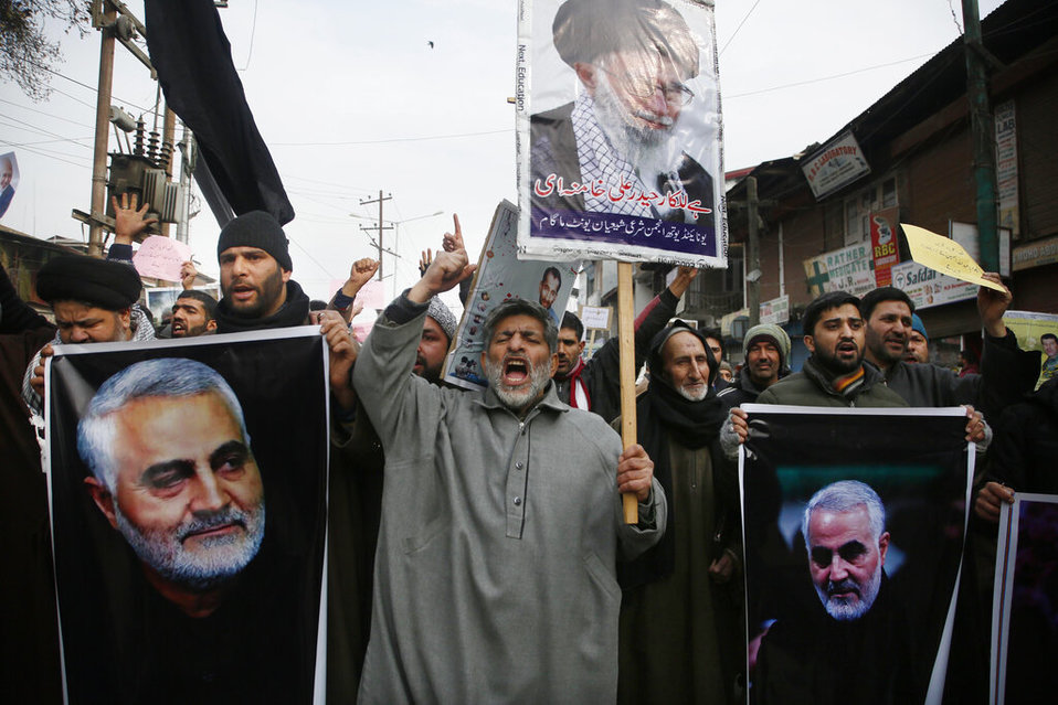 Miles de personas protestaron en Teherán tras la muerte de Soleimani. (AP)