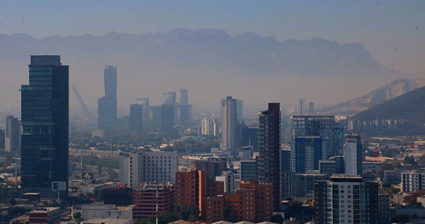 Nuevamente amanece la ciudad de Monterrey con mala calidad del aire. Foto: Leonel Rocha