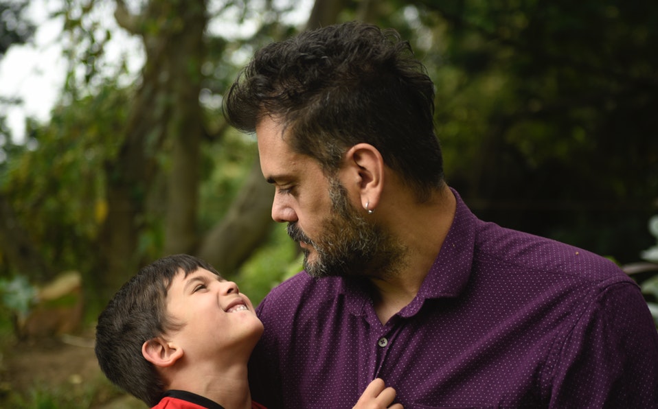 Padres de familia deben mantener un diálogo abierto y escuchar en todo momento lo que los hijos quieren expresar. (Cortesía Pexels)