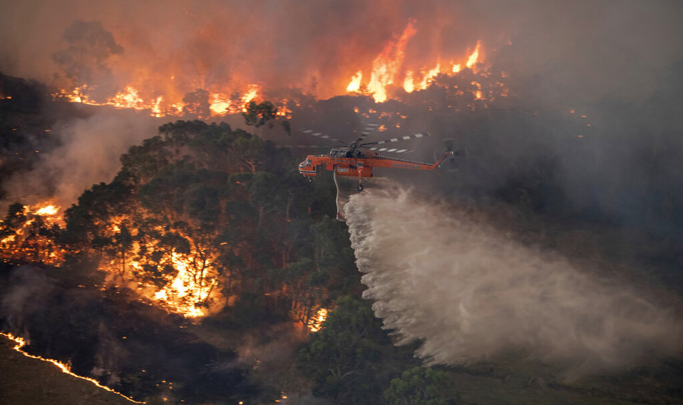 Parte de los esfuerzos para apagar el fuego en Australia (AP).