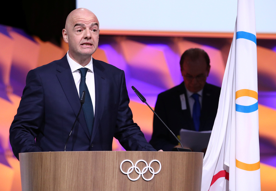 El presidente de la FIFA, Gianni Infantino, presta juramento como nuevo miembro del COI (Reuters)