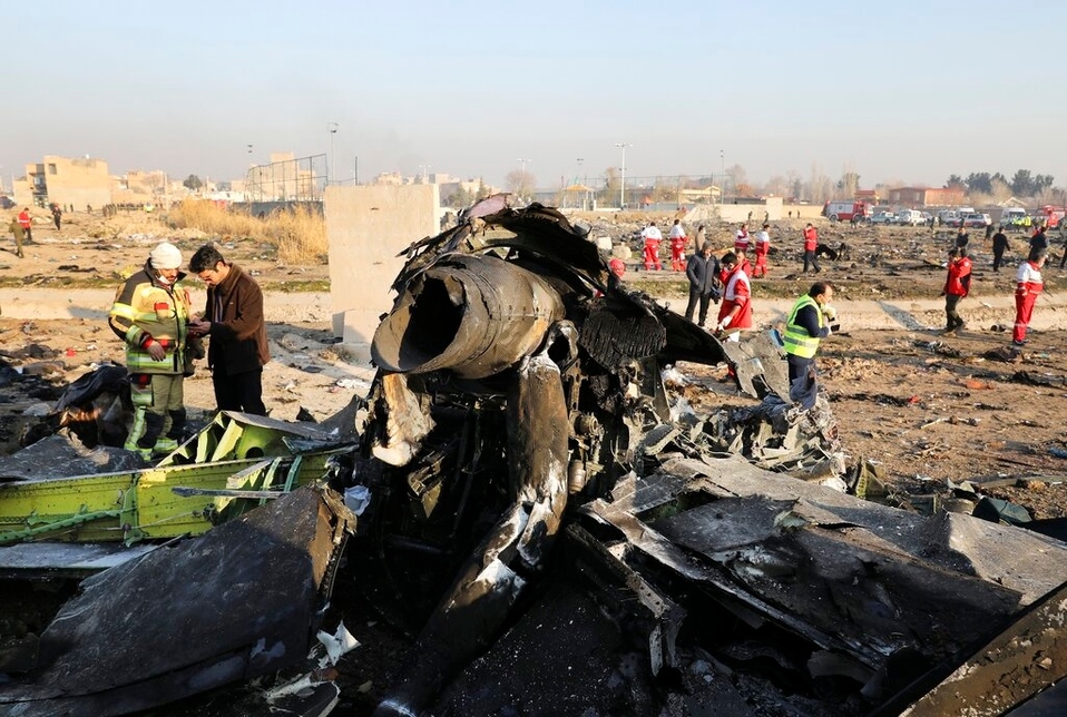 Estos son los restos del avión ucraniano que se estrelló poco después de despegar de Teherán. (AP)