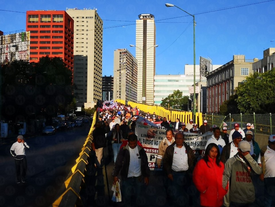 Sindicatos de Pemex marchan en Marina Nacional rumbo a Segob. | Jorge Becerril
