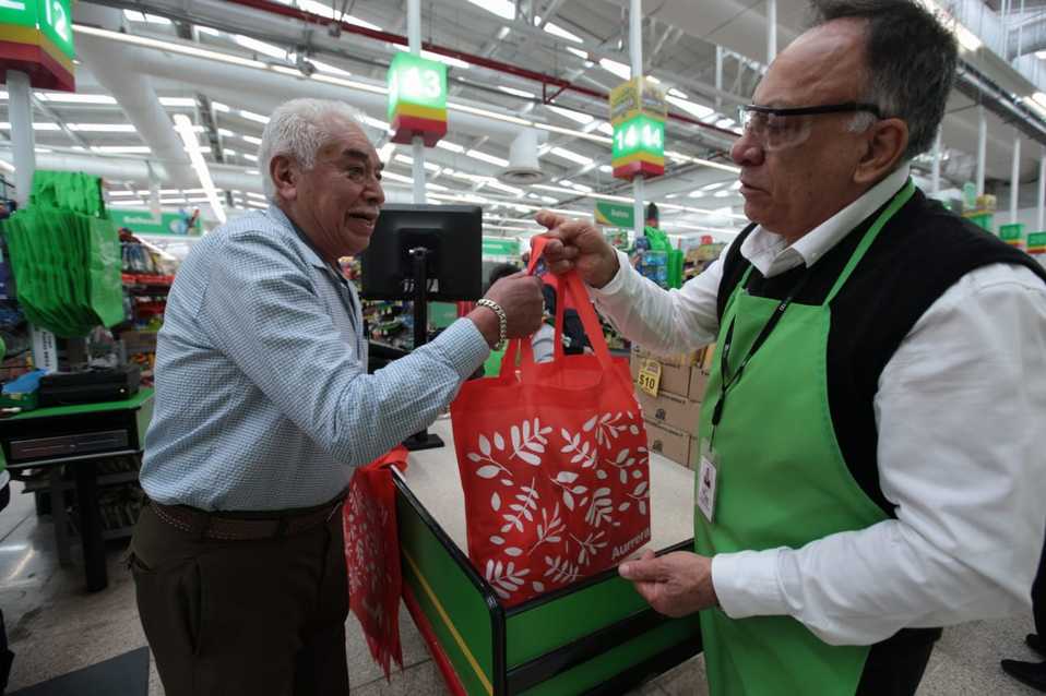Walmart regala bolsas reutilizables (Jesús Quintanar)