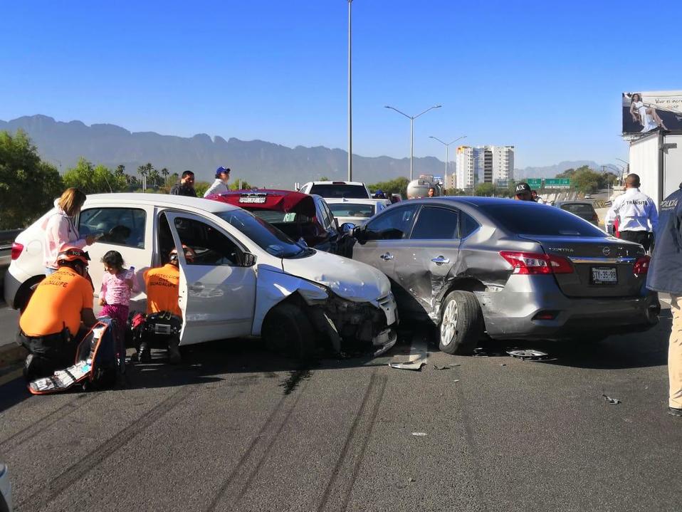 El accidente se originó debido a 2 autos que frenaron de manera brusca. Foto: Especial