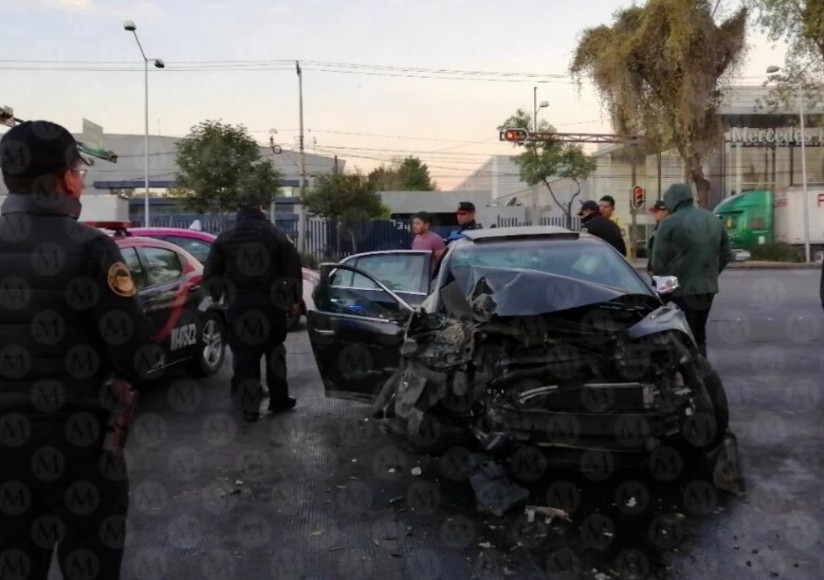 Un auto chocó contra un poste en la calzada Vallejo. | Jorge Becerril