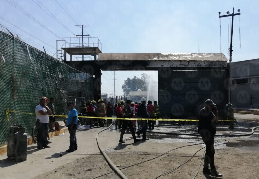 Bomberos de cinco municipios sofocaron el incendio en una planta recicladora en Edomex. | Jorge Becerril